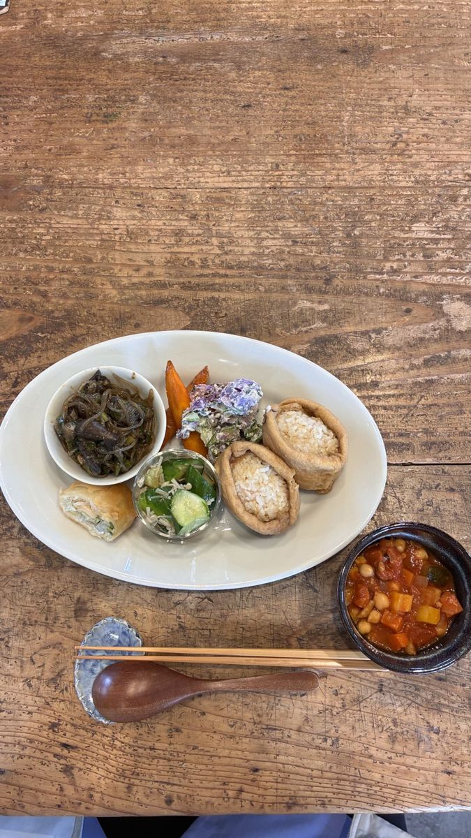 小鉢とおいなりさんが並ぶ昼餉のプレート